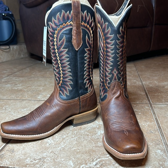 Brand new Ariat boots tan and black. - Picture 2 of 6
